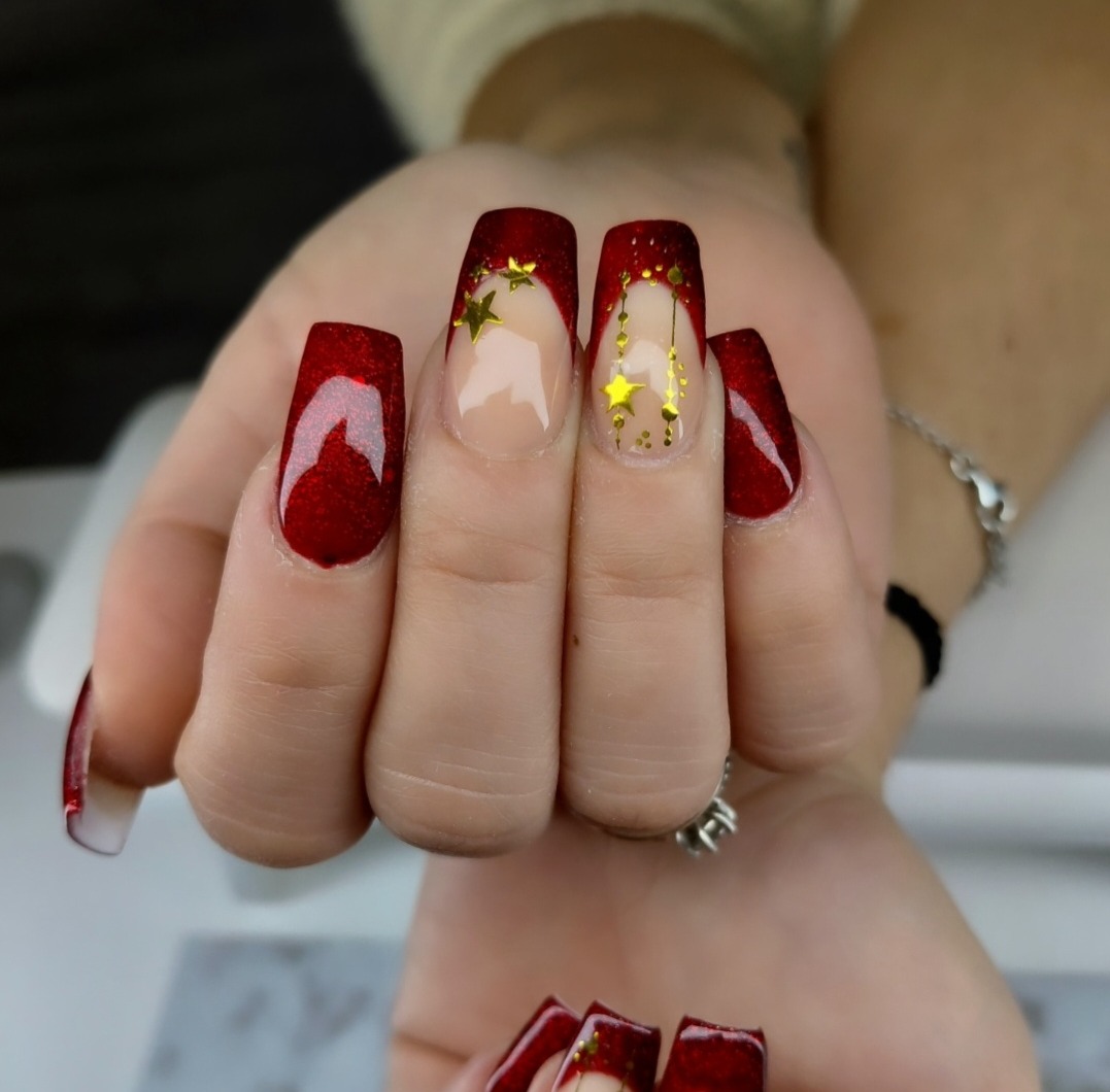 Rode glitternagels met gouden sterren