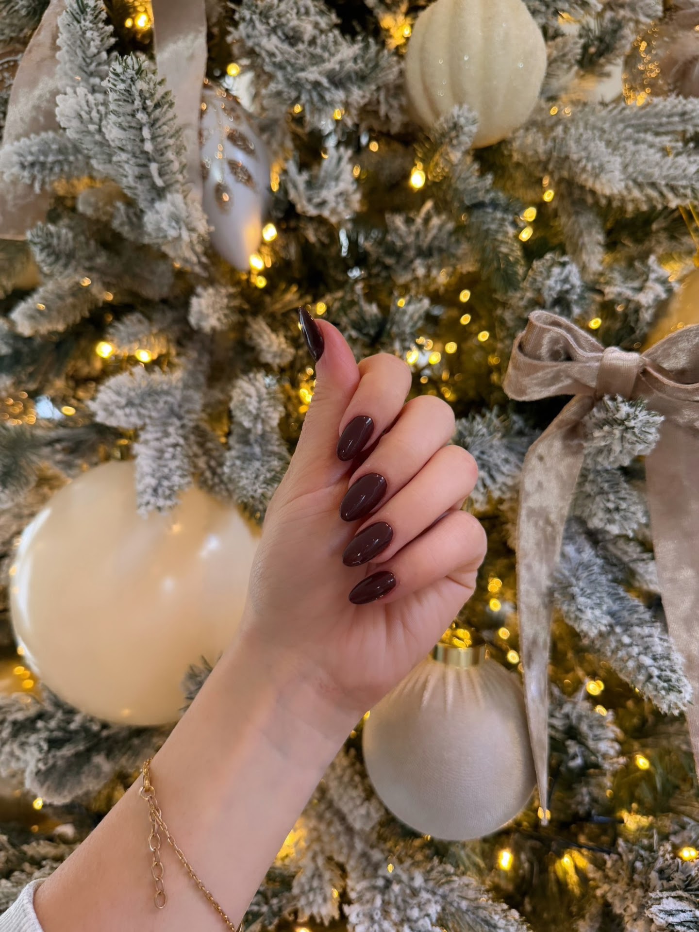 Donkerbruine gelnagels voor een kerstboom met lichtjes